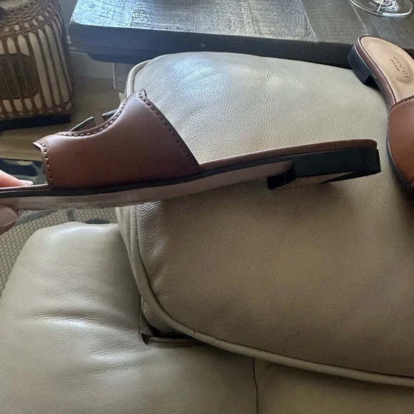 Gucci Brown Leather Sandals with Decorative Buckle - Picture 5 of 5